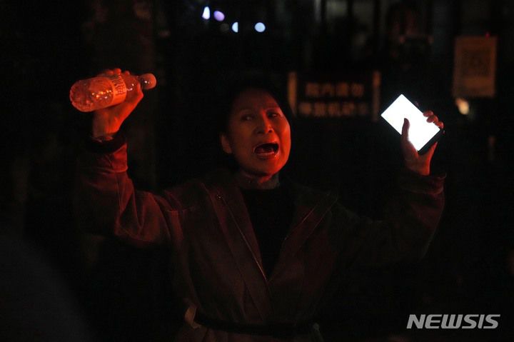 [베이징=AP/뉴시스] 27일 베이징에서 한 여성이 '제로 코로나'  시위에서 소리치고 있다. 고강도 방역 규제로 바이러스 전파를 막는 '제로 코로나' 조치에 분노한 시위대는 시진핑 중국 국가 주석의 퇴진을 요구했고 이는 최소 8개 도시에서 집권 공산당에 직접적으로 도전한 전례 없는 시위였다. 2022.11.28..