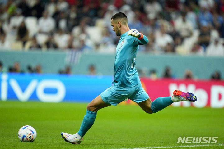 [루사일(카타르)=AP/뉴시스] 우루과이전에서 공 차는 포르투갈 골키퍼 디오구 코스타. 2022.11.28.