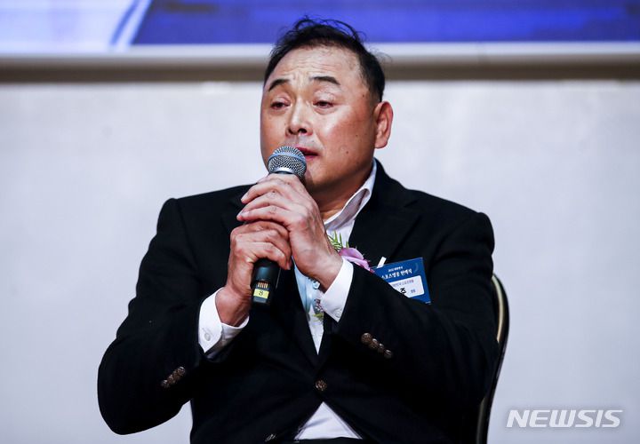 [서울=뉴시스] 정병혁 기자 = 육상인 이봉주가 지난 2022년 11월29일 오후 서울 송파구 올림픽파크텔에서 열린 2022 대한민국 스포츠영웅 헌액식에서 헌액패를 받은 뒤 소감을 밝히고 있다. 2022.11.29. jhope@newsis.com