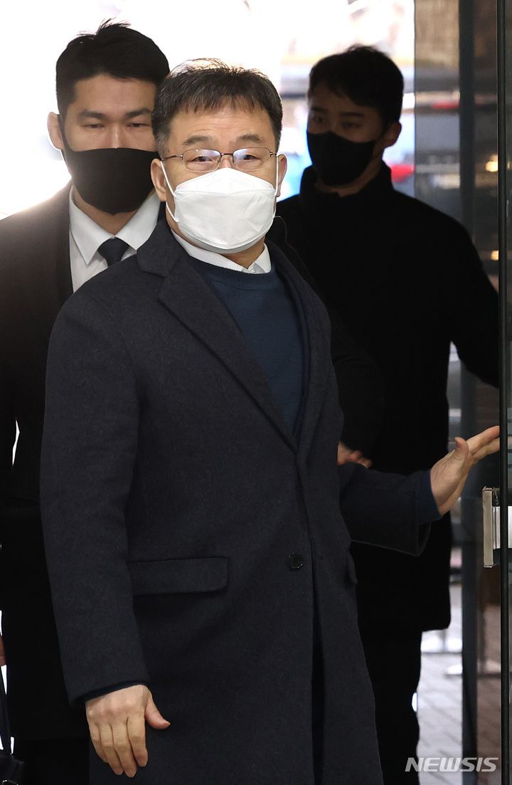 [서울=뉴시스] 최동준 기자 = 화천대유 대주주 김만배씨가 지난해 11월30일 서울 서초구 서울중앙지법에서 열린 대장동 사건 관련 공판에 출석하고 있다.  (공동취재사진) 2022.11.30. photocdj@newsis.com