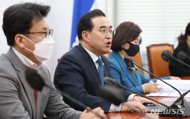 [서울=뉴시스] 전진환 기자 = 박홍근 더불어민주당 원내대표가 30일 오후 서울 여의도 국회에서 열린 기자간담회에서 발언하고 있다. 2022.11.30. amin2@newsis.com