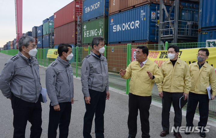 [울산=뉴시스] 배병수 기자 = 김두겸 울산시장이 민주노총 공공운수노조 화물연대본부 총파업 일주일째인 지난달 30일 오후 울산신항을 방문해 박성주 울산경찰청장과 함께 물류 피해 상황을 살펴보고 있다. 2022.11.30. bbs@newsis.com