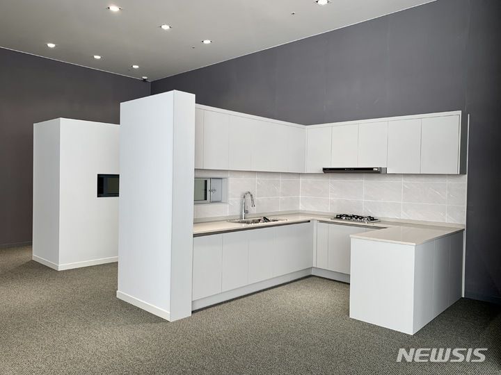 [서울=뉴시스] 1일 서울 강동구 올림픽파크 포레온(둔촌주공 재건축 단지) 견본주택에 설치된 전용면적 84㎡ 주방 모형. 2022.12.01.