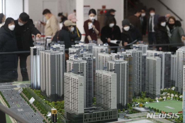 [서울=뉴시스] 최동준 기자 = 1일 서울 강동구 올림픽파크 포레온(둔촌주공 재건축 단지) 견본주택을 찾은 시민들이 모형도 설명을 듣고 있다. 2022.12.01. photocdj@newsis.com