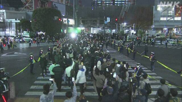 [서울=뉴시스] 2일 일본 도쿄 시부야에서는, 이른 아침에도 불구하고 많은 서포터가 스크램블 교차점 주변에 모여 일본 대표팀의 승리를 축하했다. (사진출처: NHK) 2022.12.02. *재판매 및 DB 금지