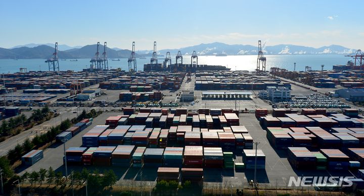 [광양=뉴시스] 김혜인 기자 = 화물연대 총파업 9일째인 2일 오전 전남 광양시 광양항에서 육로로 반출되지 못한 컨테이너들이 쌓여있다. 2022.12.02.hyein0342@newsis.com