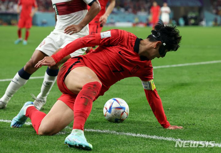 [알라이얀(카타르)=뉴시스] 조성우 기자 = 2일(현지시간) 카타르 알라이얀 에듀케이션 시티 스타디움에서 열린 2022 카타르 월드컵 H조 최종 3차전 대한민국과 포르투갈의 경기 후반전, 한국 손흥민이 볼다툼을 하고 있다. 2022.12.03. xconfind@newsis.com