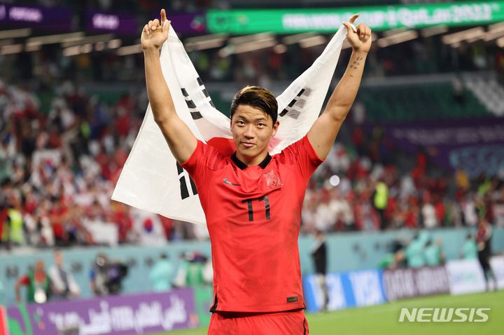 [알라이얀(카타르)=뉴시스] 백동현 기자 = 2일(현지시간) 카타르 알라이얀 에듀케이션 시티 스타디움에서 열린 2022 카타르 월드컵 H조 최종 3차전 대한민국과 포르투갈의 경기, 결승골을 성공시킨 황희찬이 16강 진출을 확정지은 후 기뻐하고 있다. 2022.12.03. livertrent@newsis.com