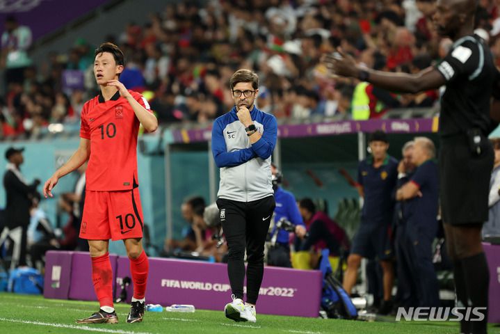 [알라이얀(카타르)=뉴시스] 백동현 기자 = 지난 2022년 12월2일(현지시간) 카타르 알라이얀 에듀케이션 시티 스타디움에서 열린 2022 카타르 월드컵 H조 최종 3차전 대한민국과 포르투갈의 경기, 세르지우 코스타 코치가 경기를 바라보고 있다. 2022.12.03. livertrent@newsis.com