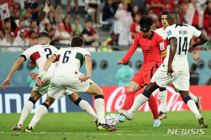 [알라이얀(카타르)=뉴시스] 백동현 기자 = 2일(현지시간) 카타르 알라이얀 에듀케이션 시티 스타디움에서 열린 2022 카타르 월드컵 H조 최종 3차전 대한민국과 포르투갈의 경기, 손흥민이 쇄도하는 황희찬에게 패스하고 있다. 2022.12.03. livertrent@newsis.com