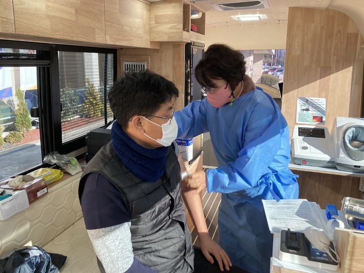 논산시보건소는 청사 방문 민원인을 대상으로 ‘찾아가는 코로나19 백신버스’를 운영하고 있다.  2022. 12. 05 논산시 *재판매 및 DB 금지