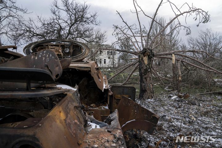 [브루스킨스케=AP/뉴시스] 최근 우크라이나군이 탈환한 브루스킨스케 마을에 5일(현지시간) 우크라이나와의 전투로 파괴된 러시아군의 APC 장갑차 잔해가 버려져 있다. 2022.12.06.