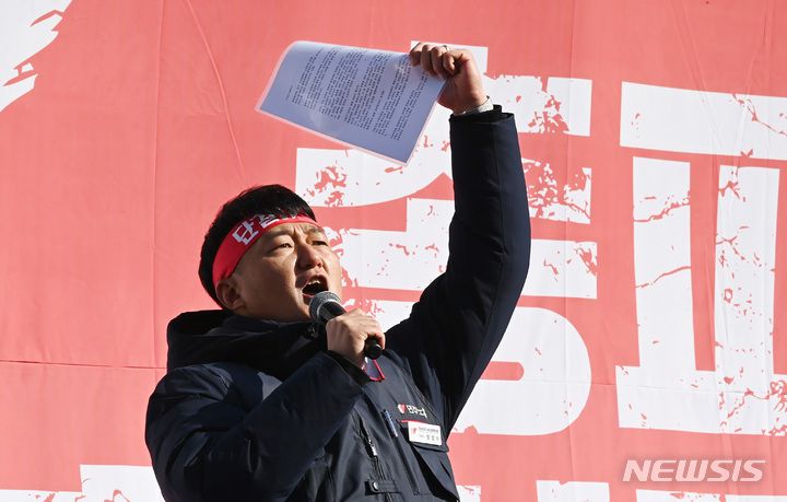 [의왕=뉴시스] 김종택 기자 = 양경수 민주노총 위원장이 6일 오후 경기도 의왕시 내륙컨테이너기지(ICD)인근 도로에서 열린 '전국동시다발 총파업·총력투쟁대회'에서 구호를 외치고 있다. 2022.12.06. jtk@newsis.com