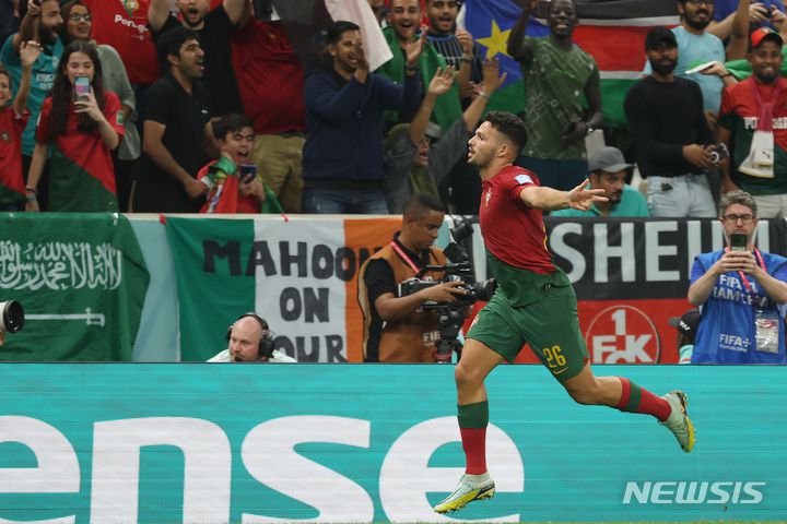 [도하(카타르)=뉴시스] 백동현 기자 = 5일(현지시간) 카타르 도하 스타디움 974에서 열린 2022 카타르 월드컵 16강전 브라질과 대한민국의 경기, 포르투갈 곤살루 하무스가 해트트릭을 기록하고 기뻐하고 있다. 2022.12.06. livertrent@newsis.com