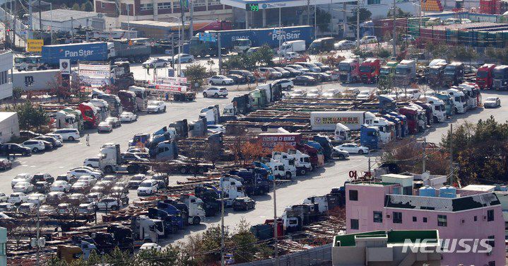 [부산=뉴시스] 하경민 기자 = 민주노총 공공운수노조 화물연대본부 총파업 15일째이자 건설노조 소속 부산·울산·경남 레미콘·콘크리트펌프카 기사들이 동조파업에 돌입한 8일 오후 부산 남구 신선대 부두 인근의 한 주차장에 운행을 멈춘 화물차들이 줄지어 서 있다. 2022.12.08. yulnetphoto@newsis.com