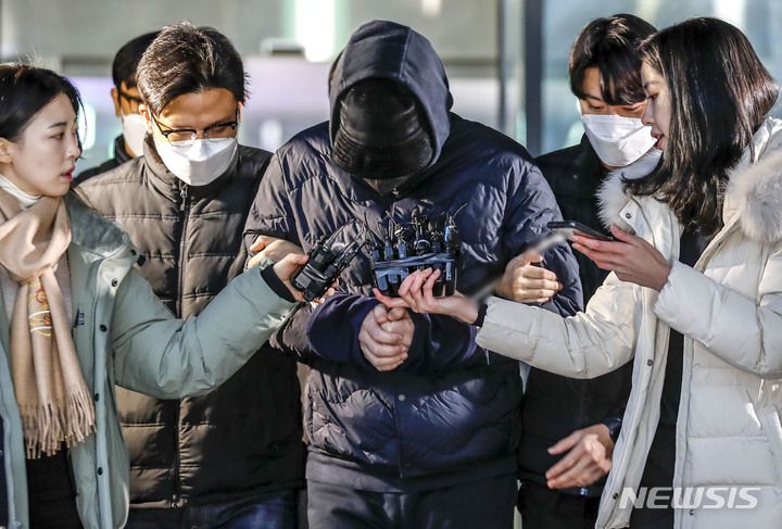 [서울=뉴시스] 정병혁 기자 = 만취 상태로 청담동의 한 어린이보호구역에서 초등생을 차로 쳐 숨지게  한 혐의를 받는 30대 남성이 지난해 12월9일 오전 서울 강남구 서울 강남경찰서에서 검찰로 구속 송치되고 있다. 2022.12.09. jhope@newsis.com