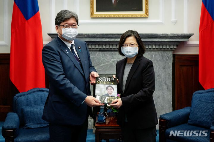 [타이페이=AP/뉴시스] 지난 10일 대만을 방문한 하기우다 고이치 일본 집권 자민당 정조회장(왼쪽)이 차이잉원 대만 총통과 만나 선물 교환을 하고 있다. 2022.12.26.