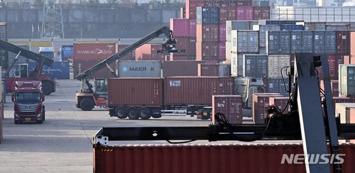 [의왕=뉴시스] 김종택 기자 = 화물연대의 총파업 철회로 물류운송이 재개된 12일 경기도 의왕시 내륙컨테이너기지(ICD)에서 화물차가 분주하게 이동하고 있다. 2022.12.12. jtk@newsis.com