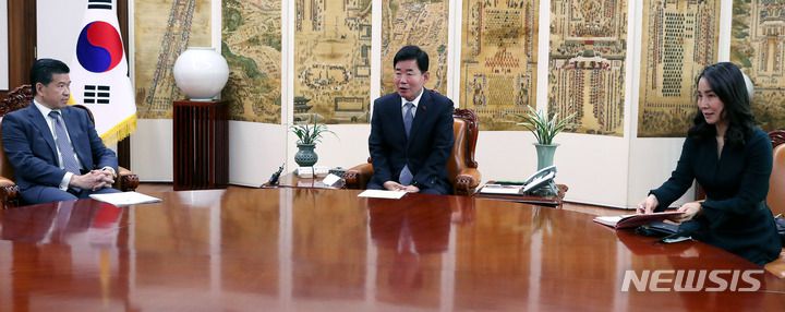 [서울=뉴시스] 추상철 기자 = 김진표 국회의장이 12일 오전 서울 여의도 국회에서 제임스 김(왼쪽) 주한미국상공회의소 회장, 박현남 주한독일상공회의소 회장과 면담하고 있다. 2022.12.12. scchoo@newsis.com