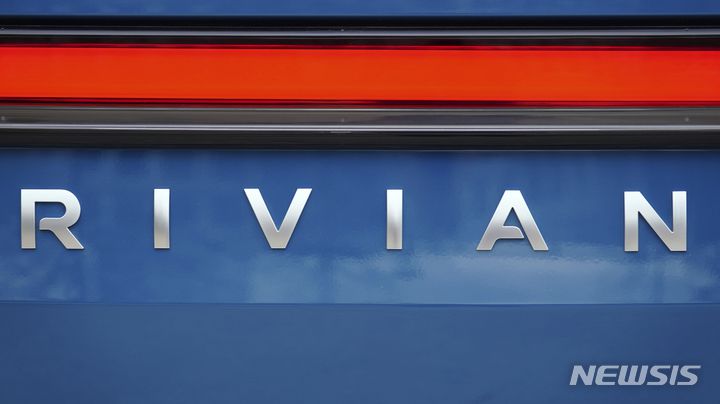 [애틀란타=AP/뉴시스]4일(현지시간) 아마존 홈페이지와 외신에 따르면 아마존은 앞으로 몇 주 안에 300대 이상의 배송용 리비안 전기차를 독일 뮌헨, 베를린, 뒤셀도르프 지역 등에서 운행한다. 사진은 전기차에 새겨진 리비안 로고의 모습. 2023.07.05.