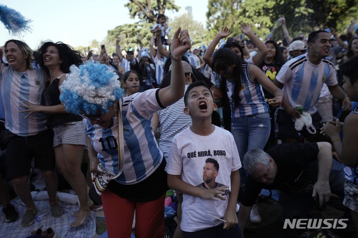[부에노스아이레스=AP/뉴시스] 13일(현지시간) 아르헨티나 부에노스아이레스 인근 팔레르모에서 아르헨티나의 축구 팬들이 대형 스크린으로 2022 카타르 월드컵 크로아티아와의 준결승전을 지켜보면서 승리에 환호하고 있다. 아르헨티나는 크로아티아를 3-0으로 꺾고 8년 만에 결승에 올랐다. 2022.12.14.