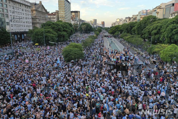 [부에노스아이레스=AP/뉴시스] 13일(현지시간) 아르헨티나 부에노스아이레스 광장에 모인 축구 팬들이 아르헨티나가 2022 카타르 월드컵 준결승전에서 크로아티아를 꺾은 후 기뻐하고 있다. 아르헨티나는 크로아티아를 3-0으로 꺾고 8년 만에 결승에 올랐다. 2022.12.14.