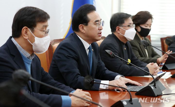 [서울=뉴시스] 이영환 기자 = 박홍근 더불어민주당 원내대표가 14일 오전 서울 여의도 국회 원내대표실에서  2023년도 예산안 관련 기자간담회를 하고 있다. 2022.12.14. 20hwan@newsis.com