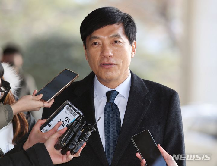 [서울=뉴시스] 김진아 기자 = 이성윤 전 서울중앙지검장이 지난달 16일 윤석열 대통령의 검찰총장 재직 시절 '찍어내기 감찰'을 했다는 의혹과 관련해 조사를 받기 위해 서초구 서울중앙지검으로 출석하고 있다. 2022.12.16. bluesoda@newsis.com