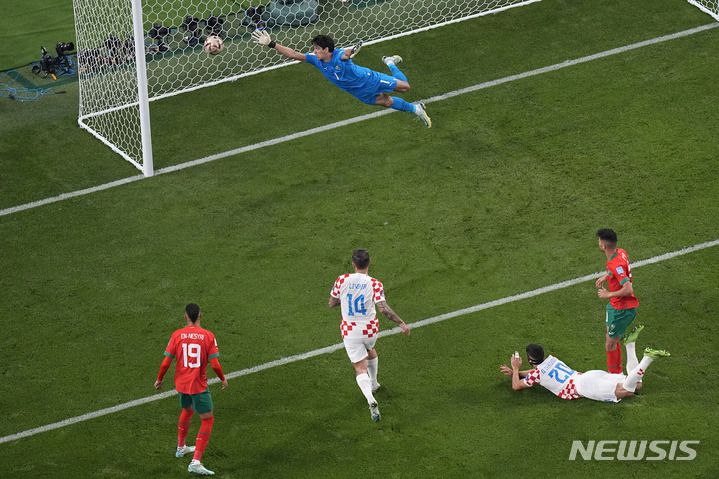 [도하=AP/뉴시스] 크로아티아의 요슈코 그바르디올(오른쪽 두 번째)이 17일(현지시간) 카타르 도하의 칼리파 인터내셔널 스타디움에서 열린 2022 카타르 월드컵 모로코와의 3·4위 결정전 전반 7분 선제골을 넣고 있다. 2018 러시아 월드컵 준우승팀인 크로아티아는 모로코를 2-1로 꺾고 동메달을 목에 걸었다. 2022.12.18.