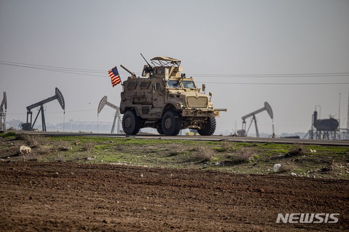 [카미슐리=AP/뉴시스] 13일(현지 시간) 시리아에서 미군이 이슬람국가(IS) 기습 공격을 받아 2명이 사망했다. 미국인 민간인 1명도 사망했다. 사진은 시리아 주둔 미군의 정찰용 차량. (사진=뉴시스DB) 2025.12.14.