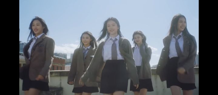 [서울=뉴시스] 뉴진스 '디토' 뮤직비디오. 2022.12.19. (사진 =하이브 레이블즈 유튜브 캡처) photo@newsis.com *재판매 및 DB 금지