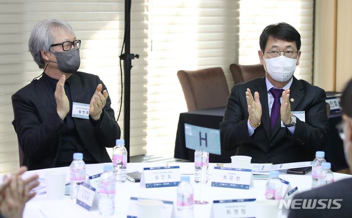 [서울=뉴시스] 김진아 기자 = 최응천(오른쪽) 문화재청장과 송인호 ICOMOS 한국위원회 위원장이 20일 오전 서울 중구 한국의집에서 열린 문화유산 가치보존을 위한 한국 원칙 선포식에서 박수를 치고 있다. 2022.12.20. bluesoda@newsis.com