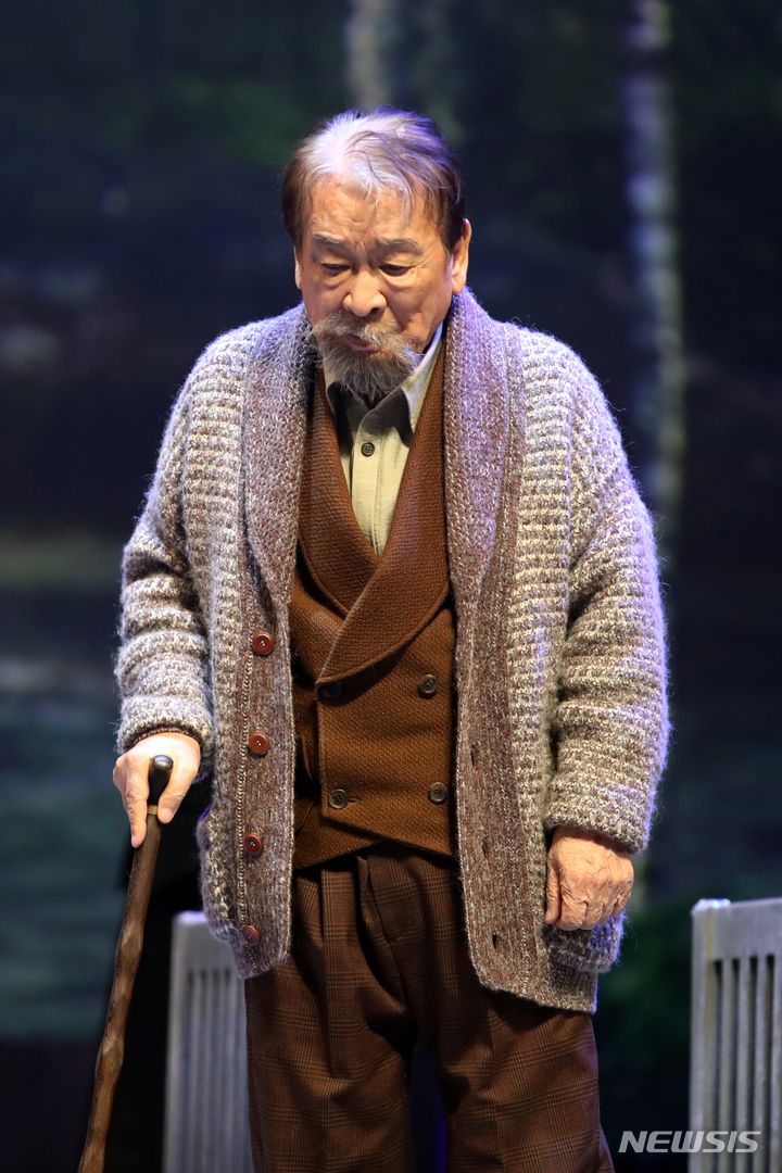 [서울=뉴시스] 박진희 기자 = 연극 '갈매기' 연출 배우 이순재가 20일 서울 광진구 유니버설아트센터에서 언론 시연회를 하고 있다. 2022.12.20. pak7130@newsis.com