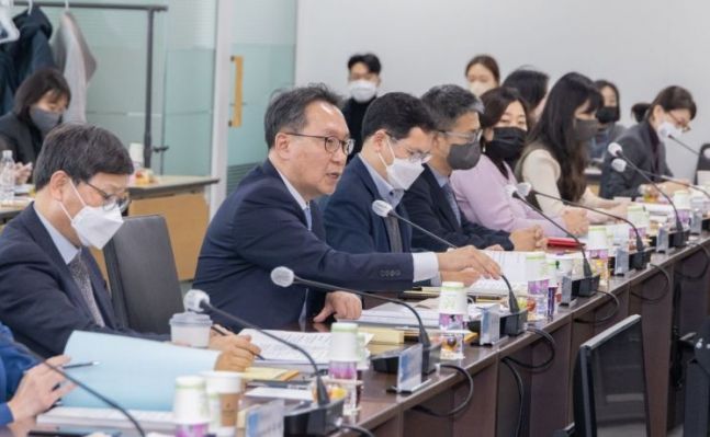 [세종=뉴시스] 지난 2022년 12월22일 박민수 보건복지부(복지부) 제2차관이 '2022년 제25차 건강보험정책심의위원회'(건정심)를 열고 필수의료지원대책 및 건강보험 지속가능성 제고 방안에 대한 의견을 수렴하고 있다. (사진=복지부 제공) 2022.12.22. photo@newsis.com *재판매 및 DB 금지