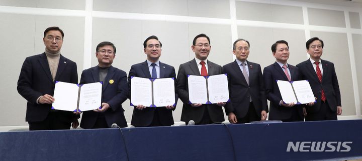 [서울=뉴시스] 전진환 기자 = 22일 오후 서울 여의도 국회에서 예산안 합의 관련 기자회견이 열리고 있다. 왼쪽부터 더불어민주당 위성곤 원내수석부대표, 김성환 정책위의장, 박홍근 원내대표, 주호영 국민의힘 원내대표, 추경호 경제부총리 겸 기획재정부장관, 국민의힘 성일종 정책위의장, 송언석 원내수석부대표. 2022.12.22. amin2@newsis.com