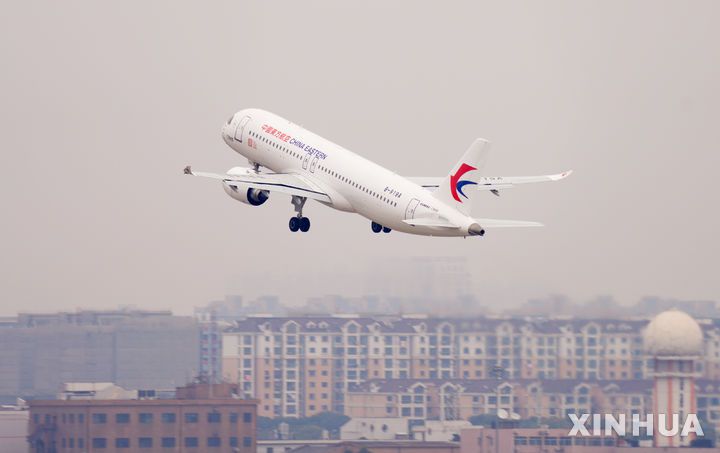 [상하이=신화/뉴시스]중국동방항공의 C919 대형 여객기가 2022년 12월26일 상하이 훙차오 국제공항에서 이륙하고 있는 광경. 2025.12.05.