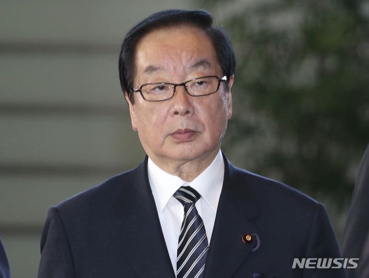 [도쿄=AP/뉴시스]지난 2018년 10월2일 도쿄 총리 관저에 도착한 와타나베 히로미치 전 부흥상의 모습. 그는 27일 기시다 후미오 내각의 부흥상으로 다시 기용됐다. 2022.12.27.