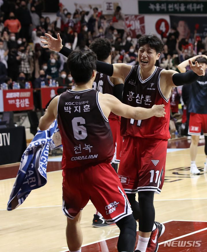 [안양=뉴시스] 조수정 기자 = 27일 오후 경기도 안양체육관에서 열린 2022-2023 프로농구 안양 KGC 인삼공사와 고양 캐롯 점퍼스 경기, 안양 KGC 박지훈이 버저비터를 성공시키며 84:02로 승리, 양희종과 기쁨을 나누고 있다. 2022.12.27. chocrystal@newsis.com