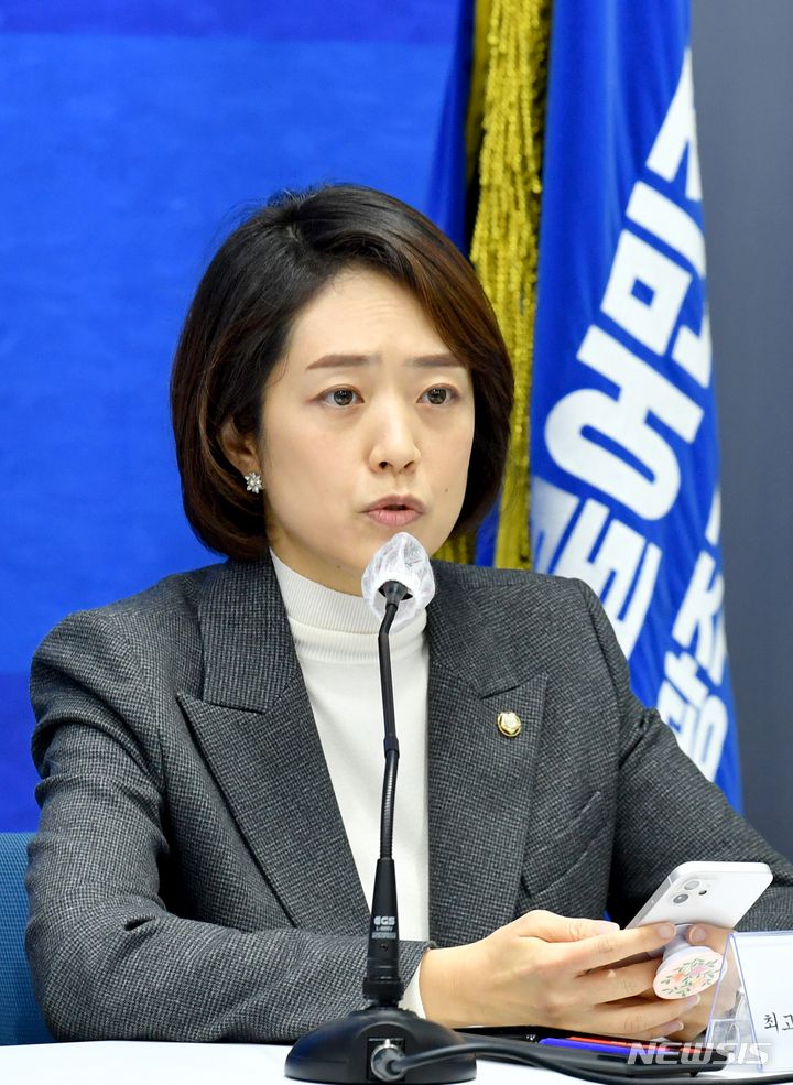 [광주=뉴시스] 김혜인 기자 = 고민정 더불어민주당 최고위원이 28일 오전 제 51차 광주 현장 최고위원회의가 열린 광주 서구 치평동 더불어민주당 광주시당에서 발언하고 있다.2022.12.28. hyein0342@newsis.com
