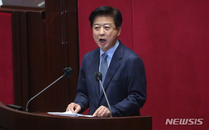 [서울=뉴시스] 추상철 기자 = 노웅래 더불어민주당 의원이 지난달 28일 오후 서울 여의도 국회에서 열린 '제401회 국회(임시회) 제4차 본회의'에서 본인의 체포동의안에 대한 신상발언을 하고 있다. 2022.12.28. scchoo@newsis.com