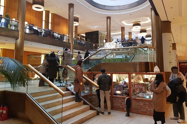 미니어처 힐튼열차를 구경 중인 방문객들. 사진=주동일 기자 *재판매 및 DB 금지