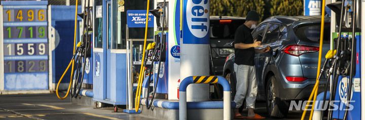 [서울=뉴시스] 정병혁 기자 = 서울시내 한 주유소에 유가 정보가 표시되어 있다. 2023.01.01. jhope@newsis.com