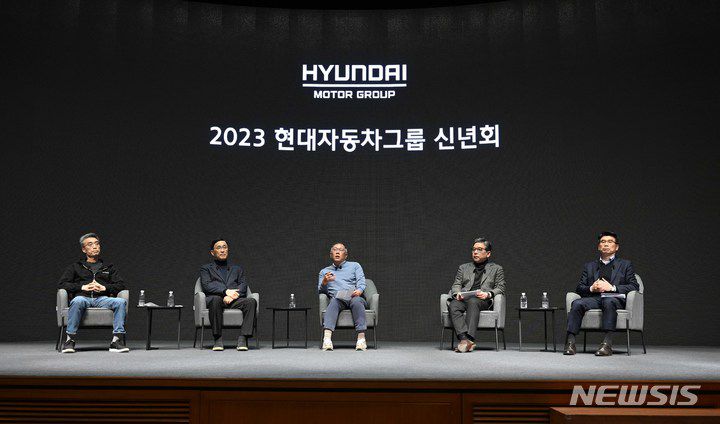 [서울=뉴시스]현대자동차그룹은 3일 현대차·기아 남양연구소에서 타운홀 미팅 방식의 신년회를 개최했다. 정의선 현대차그룹 회장(가운데), 장재훈 현대차 사장(오른쪽에서 두번째), 송호성 사장(오른쪽에서 첫번째), 박정국 연구개발본부 사장(오른쪽에서 네번째), 송창현 TaaS본부 사장(오른쪽에서 다섯번째)이 직원들에게 새해 메시지와 사업 방향성 및 비전을 공유하고 직원들의 질의에 답하고 있는 모습.(사진=현대자동차그룹 제공) 2023.1.3 photo@newsis.com