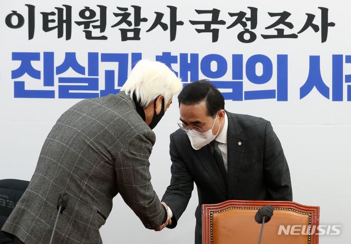 [서울=뉴시스] 이영환 기자 = 박홍근(오른쪽) 더불어민주당 원내대표가 지난 3일 오전 서울 여의도 국회 원내대표실에서 열린 이태원 참사 유가족협의회 간담회에 참석해 이종철 유가족협의회 대표와 인사를 나누고 있다.  2023.01.03. 20hwan@newsis.com