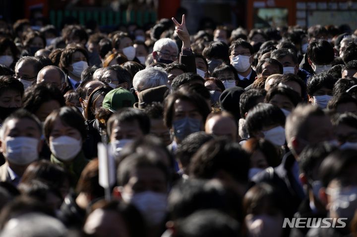 [도쿄=AP/뉴시스]지난 4일 일본 도쿄의 간다묘진 신사에 참배객들이 붐비고 있다. 실외에서도 마스크를 쓴 시민들이  눈에 띈다. 2023.01.20.