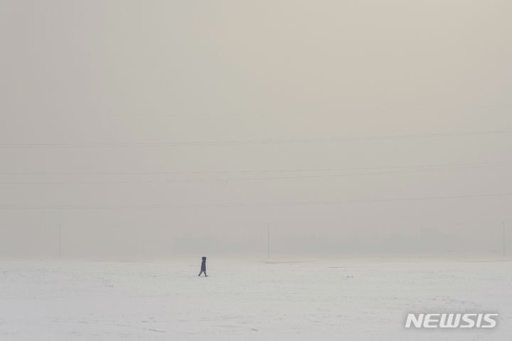 [카불(아프가니스탄)=AP/뉴시스]아프가니스탄 수도 카불 외곽에서 지난 11일 한 소년이 눈 속을 걸어가고 있다. 강추위로 인한 아프간 사망자 수가 최소 157명으로 증가, 1주일도 안 되는 사이 2배로 늘었다. 아프간의 1월 초 기온은 보통 0도에서 5도 사이지만 올해에는 영하 28도까지 기온이 곤두박질치는 강추위로 가장 추운 겨울 날씨 중 하나를 겪고 있다. 2023.1.25