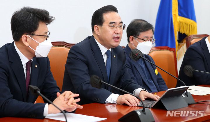 [서울=뉴시스] 추상철 기자 = 박홍근 더불어민주당 원내대표가 17일 오전 서울 여의도 국회에서 열린 원내대책회의에서 발언하고 있다. 2023.01.17. scchoo@newsis.com