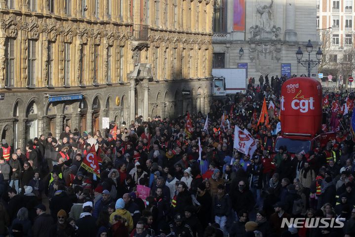 [파리=AP/뉴시스] 지난 19일(현지시간) 프랑스 파리에서 연금 개혁안 반대 시위대가 행진하고 있다. 이날 파리에서 연금 전액 수령 자격이 되는 퇴직 나이를 현행 62세에서 2030년까지 64세로 높이는 연금 개혁안에 반대하는 주요 8개 노동조합의 대규모 파업 시위가 열려 지하철, 철도, 항공 등 대중교통이 마비되고 학교 수업이 중단되는 등 혼잡이 빚어졌다. 2023.01.31.