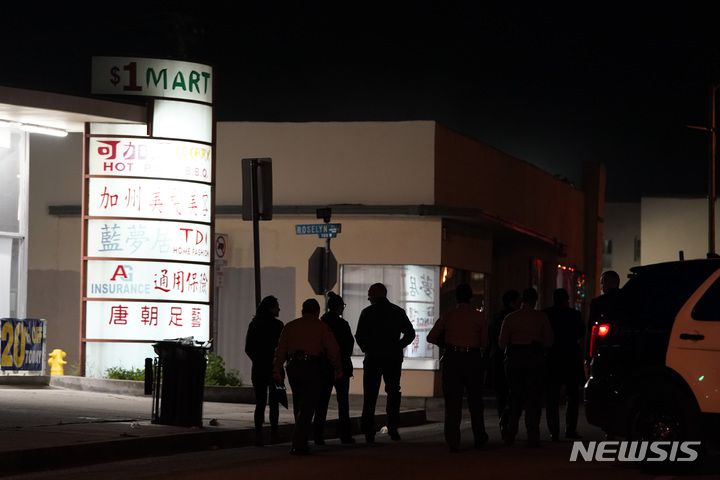 [몬터레이파크=AP/뉴시스] 22일(현지시간) 경찰 관계자들이 전날 미국 캘리포니아 몬터레이파크에서 발생한 총격 사건 관련 브리핑을 한 후 사건 현장으로 가고 있다. 2023.01.22.