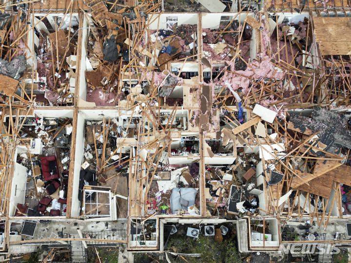 [휴스턴=AP/뉴시스] 25일(현지시간) 미 텍사스주 휴스턴의 아파트 건물이 토네이도로 뜯겨 있다. 24일 미국 남부 지역을 덮친 토네이도로 텍사스, 아칸소, 미주리주 15만 가구 이상이 정전 피해를 입었고 건물과 주택, 차량 등이 파손됐다. 2023.01.26.